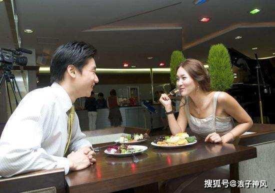 阿姨相亲吃瓜,吃瓜群众围观，笑料百出！